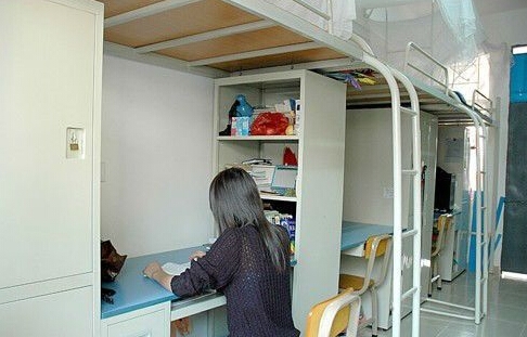㶫ѧԺУ԰